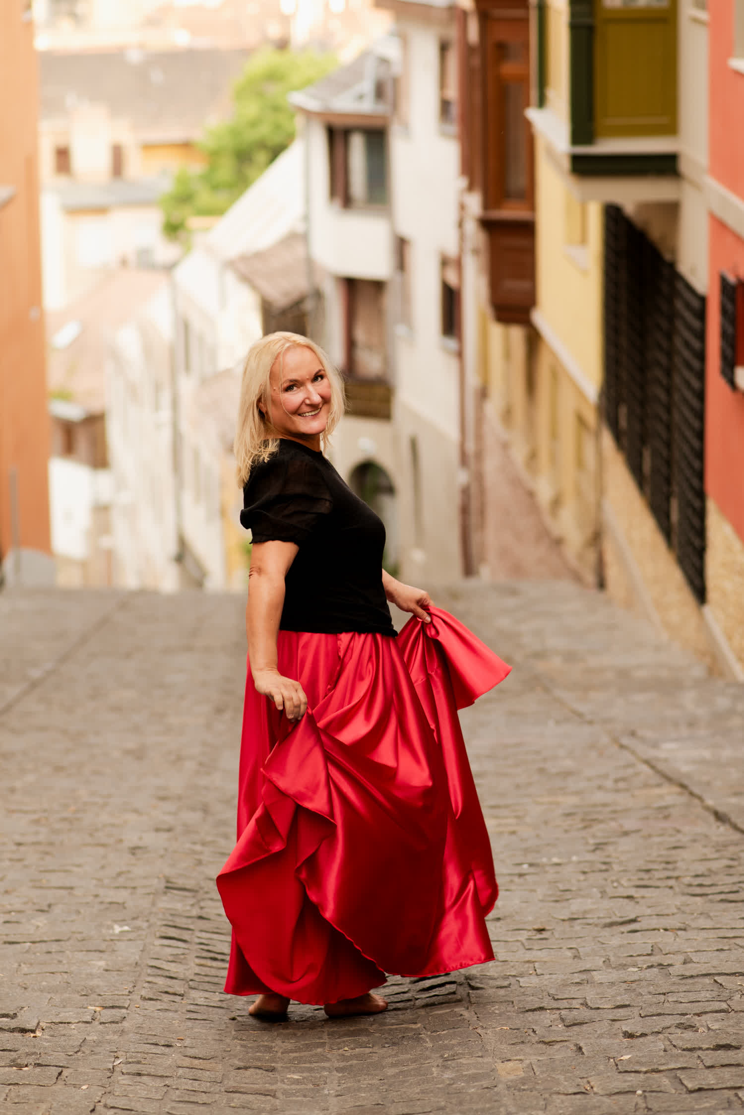 nő piros szoknyában az utcán pózol (2)